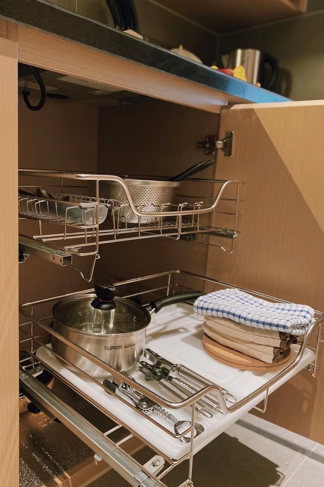 Une cuisine compacte équipée d’une cuisinière intégrée, d’un évier et d’un égouttoir.