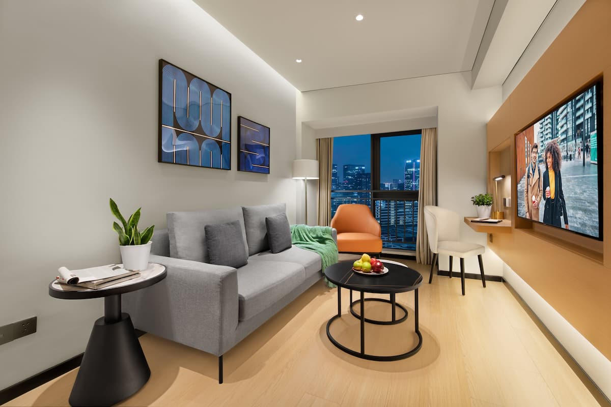 1 bedroom, down comforters, desk, laptop workspace
