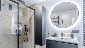 Bathtub, towels