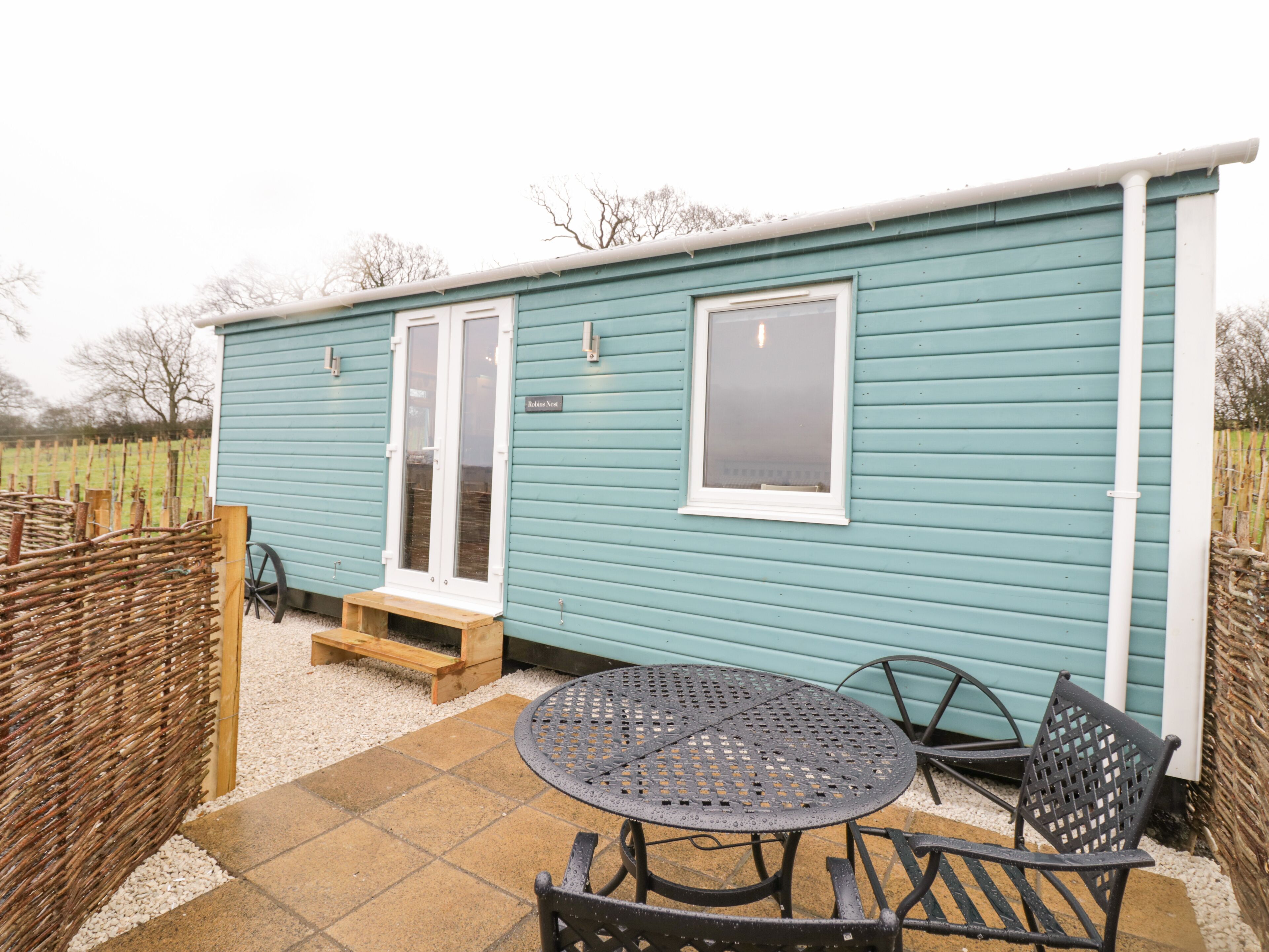 ROBINS NEST, pet friendly, with a garden in Napton-On-The-Hill