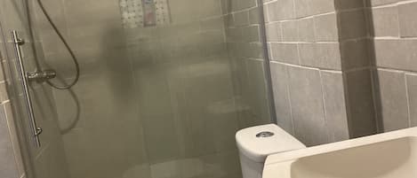 Combined shower/tub, towels