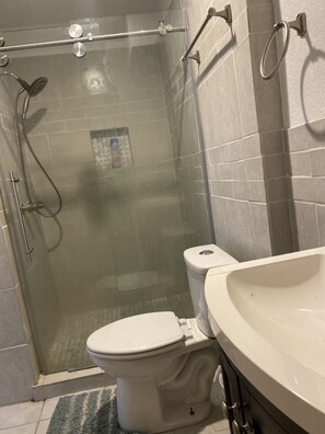 Combined shower/tub, towels