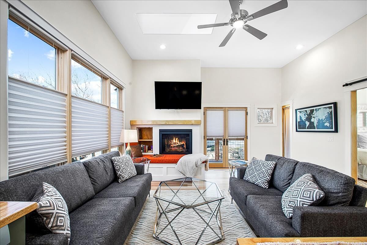 #HabitueHomes - Somerset Rise - Near Foothills!