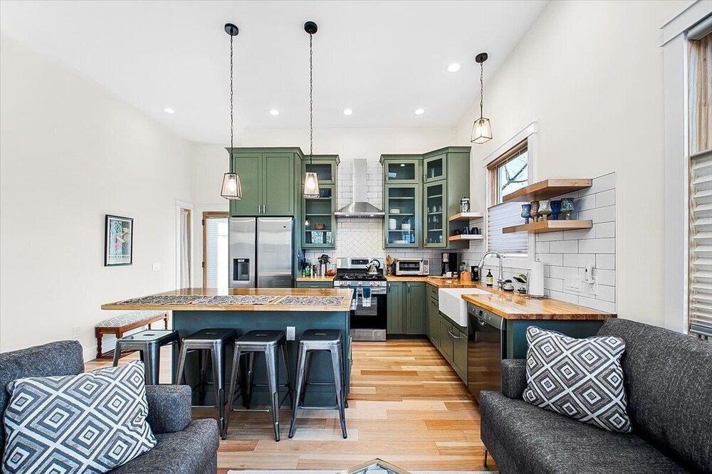 #HabitueHomes - Somerset Rise - Near Foothills!