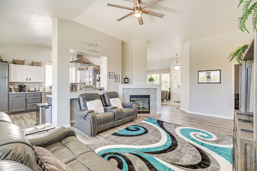 8 Mi to Dtwn Reno: Cozy Sparks Escape w/ Fireplace