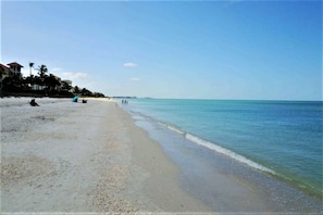Beach nearby, beach towels, snorkeling, windsurfing - Beautiful Remodel! Walk to Beach! In-Unit Laundry! Free Parking & Over $100 Free Daily Activities! (Bonita Springs)