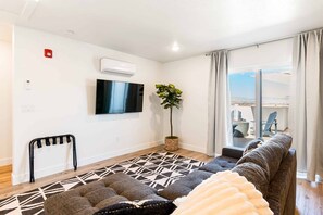 Condo, 3 habitaciones | Área de sala de estar | Televisión de pantalla plana de 50 pulgadas con canales por cable