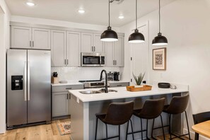 Condo, 3 habitaciones | Cocina privada | Refrigerador, horno, cafetera y tetera y tostadora 