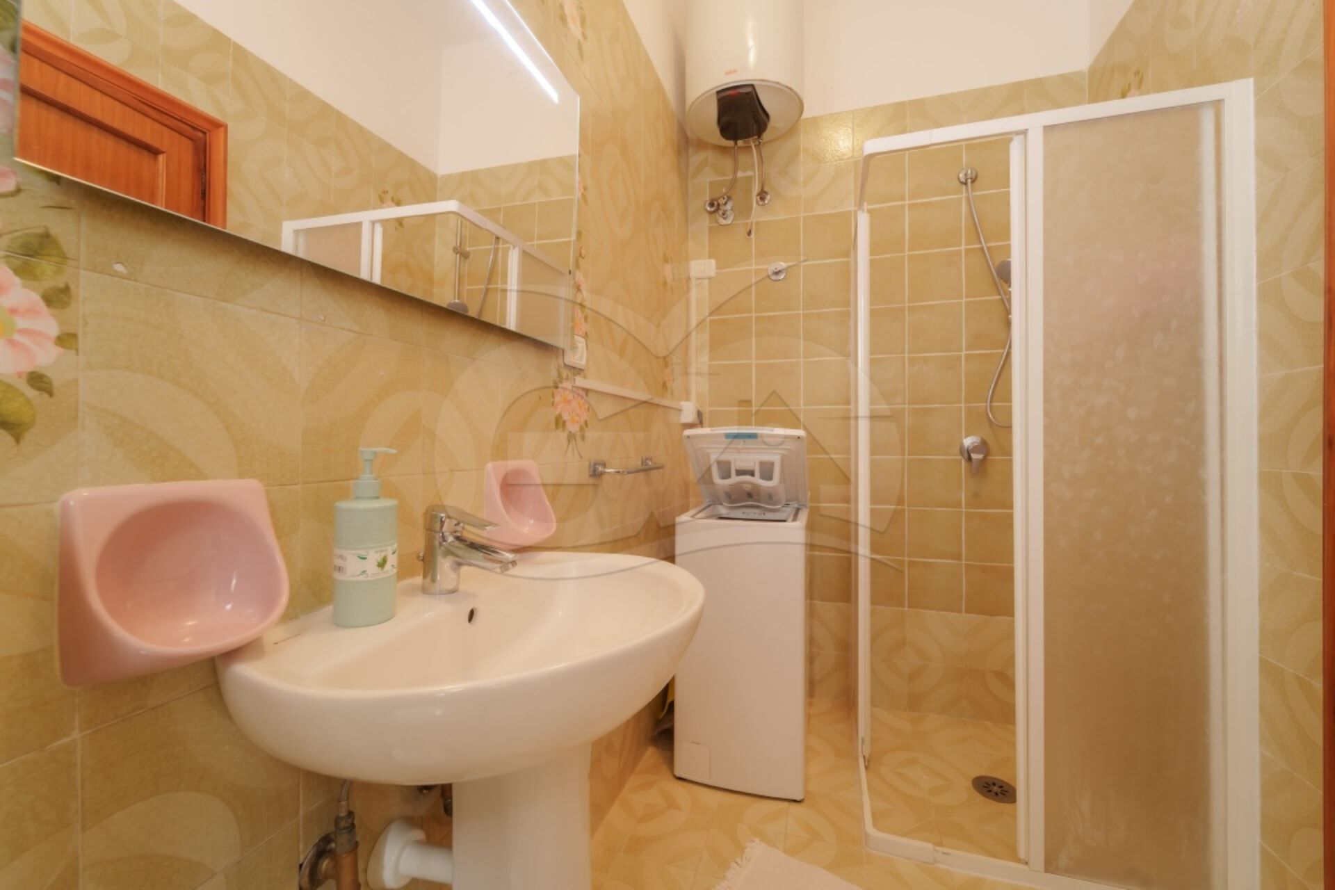 Une salle de bain avec un lavabo, des toilettes et une douche.