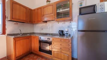 Een koelkast, een magnetron, een oven