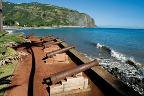 A coastal path with a row of cannons aligned along the edge, overlooking a beach and a cliff. - 1 bedroom apartment in saint-denis (Saint-Denis)