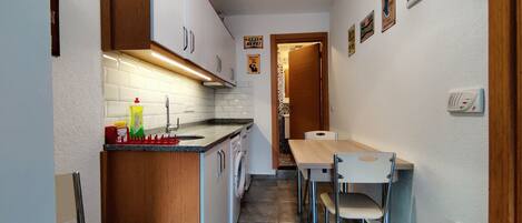 Fridge, oven, stovetop, electric kettle