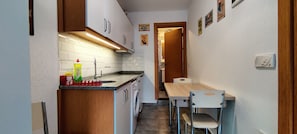 Fridge, oven, stovetop, electric kettle