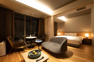 Escritorio, cortinas blackout y sistema de insonorización 