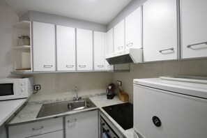 Geladeira, micro-ondas, fogão, cooktop