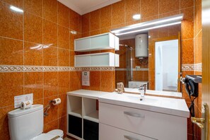 Dusche, Haartrockner, Handtücher