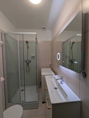 Dusj, hårføner, håndklær og såpe