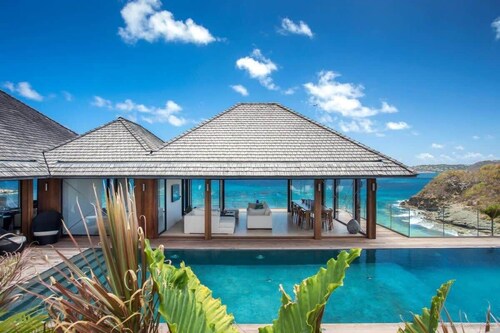 Villa FIREFLY – Contemporary 7-Bedroom Retreat with Ocean Views