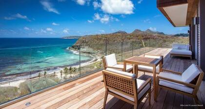 An all around modern glass villa with an amazing panoramic view