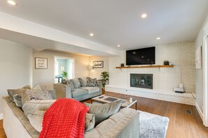 TV, table football, books - Bike & Kayak: Lakefront Prospect Heights Home (Prospect Heights)