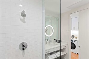 Dusche, Haartrockner, Handtücher, Shampoo