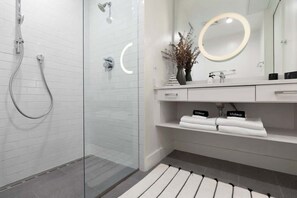 Dusche, Haartrockner, Handtücher, Shampoo