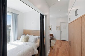 1 habitación, tabla de planchar con plancha, wifi gratis y ropa de cama