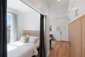 1 habitación, tabla de planchar con plancha y cuna de viaje 