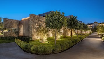 Fachada de la propiedad por la tarde o noche