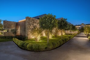 숙박 시설 정면 - 저녁/밤