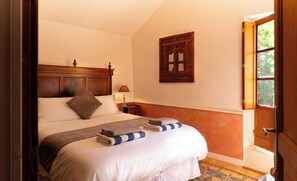 Tabla de planchar con plancha, wifi y ropa de cama 