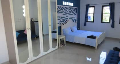 Cozy Deluxe Rooms between Buriram and Surin! Lovely scenery and drinks! Isaan!