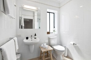 Shower, hair dryer, towels, soap - Ocean Viewpoint - Relax, explore and enjoy. (Noosa)