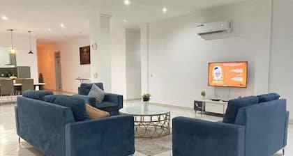 Lovely & Huge 2 Bed Apartment in Heart of the city