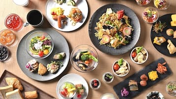 Daily buffet breakfast (JPY 2600 per person)