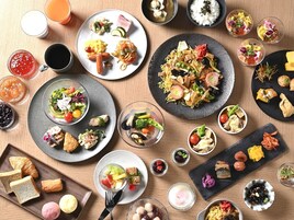 Daily buffet breakfast (JPY 2600 per person)