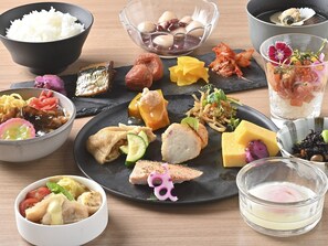 Tägliches Frühstücksbuffet (2600 JPY pro Person)