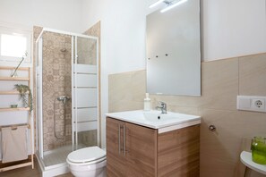 Shower, hair dryer, towels - Chalet "Casa Maran" with Pool, Wi-Fi, Garden & Terrace (Zahora)