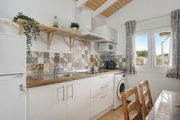 Frigorífico, microondas, placa de cocina y cafetera o tetera