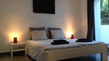 4 slaapkamers, een strijkplank/strijkijzer, gratis wifi, beddengoed