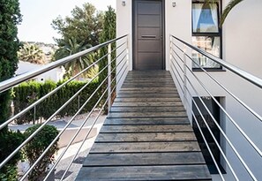 Un escalier avec des rampes en métal menant à une porte.