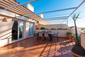 Outdoor dining - Holiday Home 'Penthouse in Elviria' with Shared Pool, Wi-Fi and Air Conditioning (Elviria)