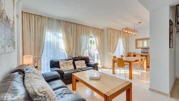 Een televisie, een dvd-speler en streamingdiensten