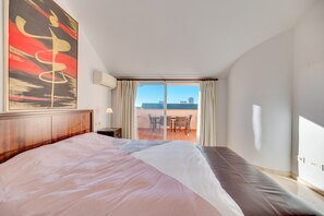 2 bedrooms, iron/ironing board, free WiFi, bed sheets - Holiday Home 'Penthouse in Elviria' with Shared Pool, Wi-Fi and Air Conditioning (Elviria)