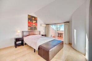 2 bedrooms, iron/ironing board, free WiFi, bed sheets - Holiday Home 'Penthouse in Elviria' with Shared Pool, Wi-Fi and Air Conditioning (Elviria)