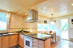 ثلاجة، ميكروويف، فرن، موقد طهي مسطح