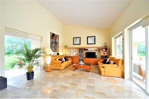 TV - Beautiful Villa "Sa Rota" with Wi-Fi, Garden, Terrace, Pool and Tennis Court (BUNYOLA)