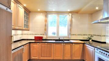 Een koelkast, een magnetron, een oven, een kookplaat