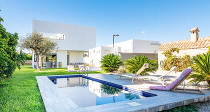 Ferienhaus Villa Puerto Blanco in Strandnähe mit Pool und WLAN