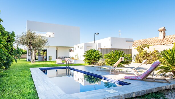 A modern outdoor pool area with a clear blue pool, lounge chairs, and a well-maintained lawn. - Villa Puerto Blanco close to the Beach with Pool & Wi-Fi (Vinaròs)